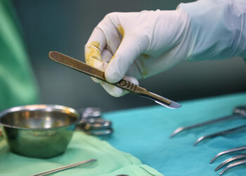 Bé 11 tuổi bí tiểu vì dị tật 'màng trinh không thủng' 233a4075 1766294278 8513 1766294476.jpg