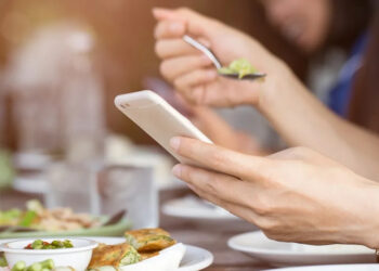 4 tac dong cuc xau den suc khoe tu thoi quen cua hang trieu nguoi moi khi an 3098.webp.jpeg