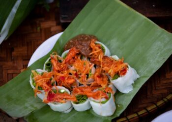 Hàng bánh cuốn cung đình 55 năm bán ven đường ở Huế 596039442 890877966919010 563241109404375622 n 1765774719 1765780911.jpg