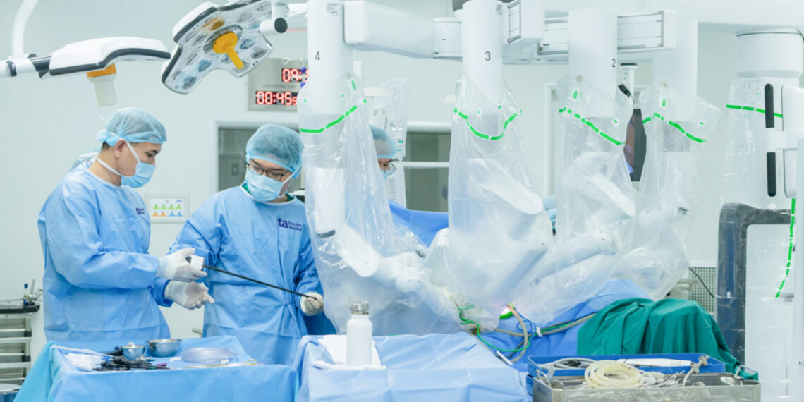 8 giờ đại phẫu bằng robot cắt hai khối u hiểm hóc hinh2ibaocrop21 1764520698 4435 1764520979.jpg