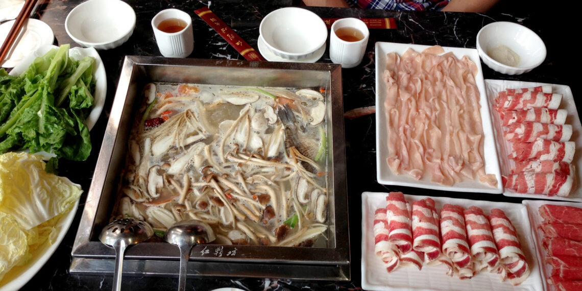 an lau lien tiep 3 ngay nguoi phu nu phai di cap cuu phau thuat khan 232.jpg