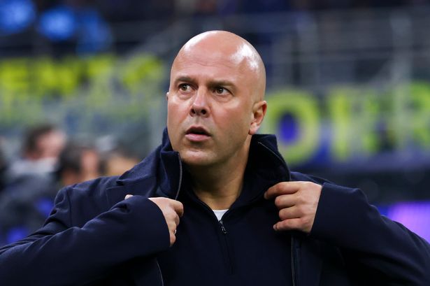 arne slot diem yeu bong chet dang khien liverpool phai tra gia dat.jpg