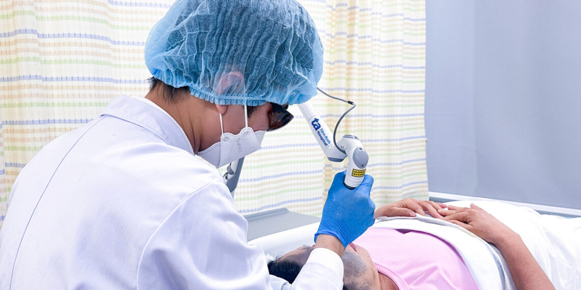 Dùng laser xóa vết bớt che nửa mặt người phụ nữ ba c si ba n laser 1765252172 6218 7921 1765252272.jpg