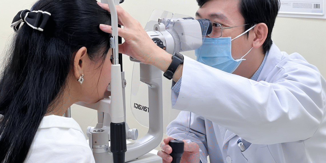 Không đeo kính cận thường xuyên có hại mắt? ba c si tu ng kha m ma t ba i 8839 4027 1765944784.png