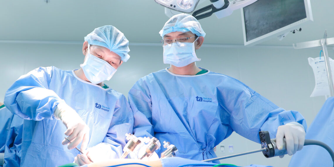 Robot phẫu thuật cắt u bao quanh thận ba o 1 1 1 1764564371 17645644 3576 6793 1764564547.jpg