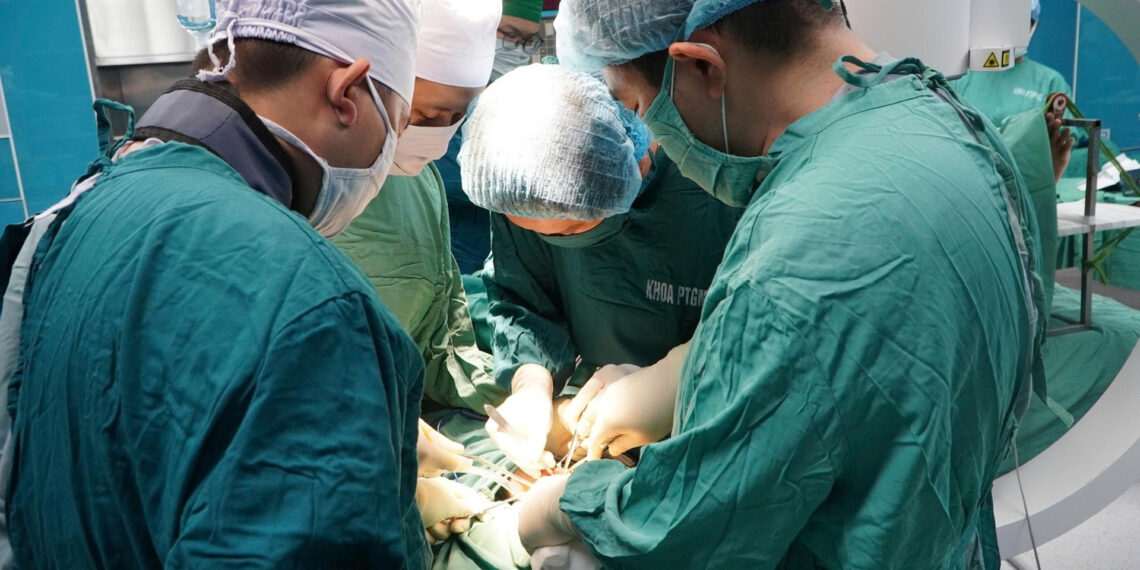 bac si 2 benh vien o tphcm phau thuat cuu benh nhan da chan thuong do tai nan 2953.jpg