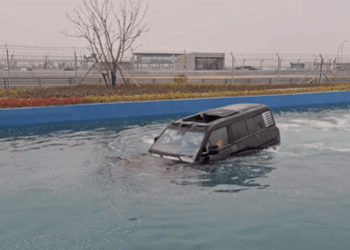 bang cach nao suv dien hang sang nang 35 tan co the boi tren mat nuoc 354.gif