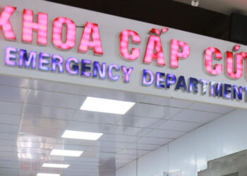 be trai 6 tuoi gap nan khi di xe dap dien voi ban 663.jpg