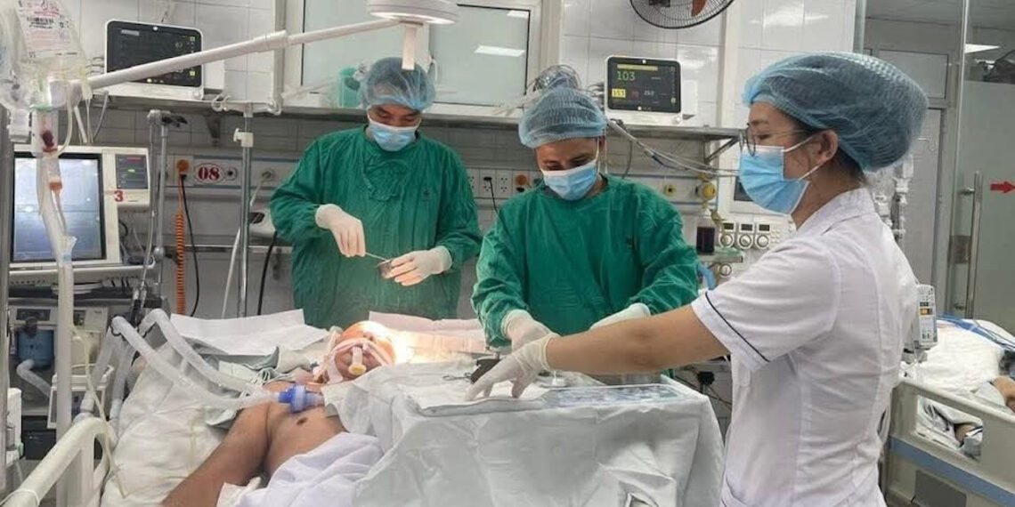 benh vien bat bao dong do cuu nam thanh nien soc da chan thuong nguy kich 1638.jpg