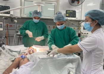 benh vien bat bao dong do cuu nam thanh nien soc da chan thuong nguy kich 1638.jpg