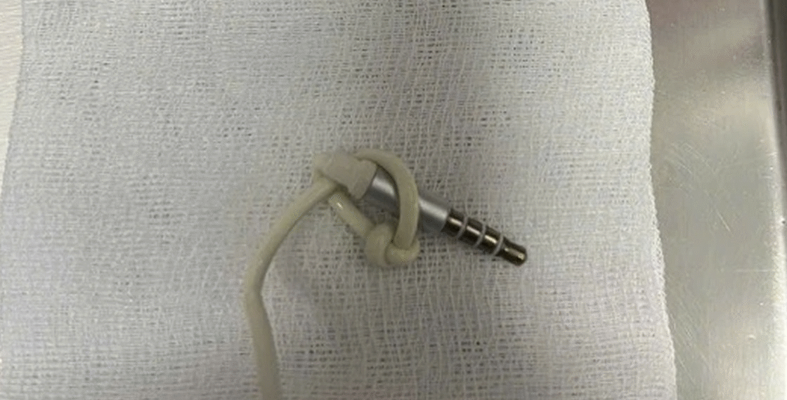 ca cap cuu hi huu jack cam kem day cap tai nghe trong vung kin nam thanh nien 50464.png