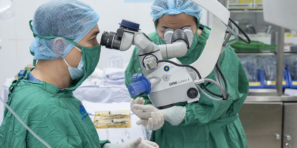 Từ nguồn giác mạc Nepal, 12 người Việt tìm lại ánh sáng ca ghep noi mo bs vinh jpg 176 1374 5382 1765257613.jpg