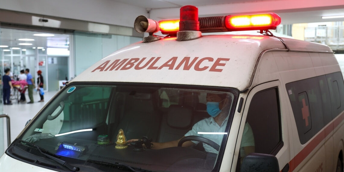 cap cuu nguoi dan ong tu dam 3 nhat vao nguc 2924.jpg