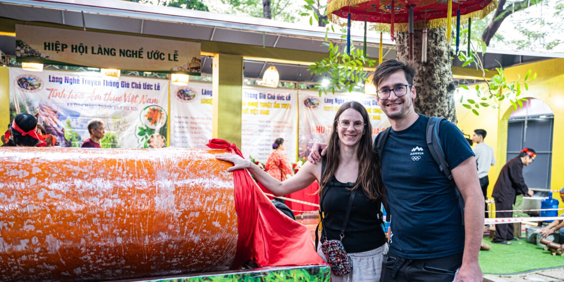 cha que uoc le sieu to khong lo mam co bat trang hut khach o le hoi ha noi 2205.jpg