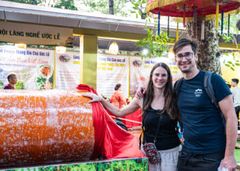 cha que uoc le sieu to khong lo mam co bat trang hut khach o le hoi ha noi 2205.jpg