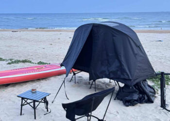 chang trai tphcm mang nha sieu nhe di khap noi ngu ven bien giua rung 73033.jpg