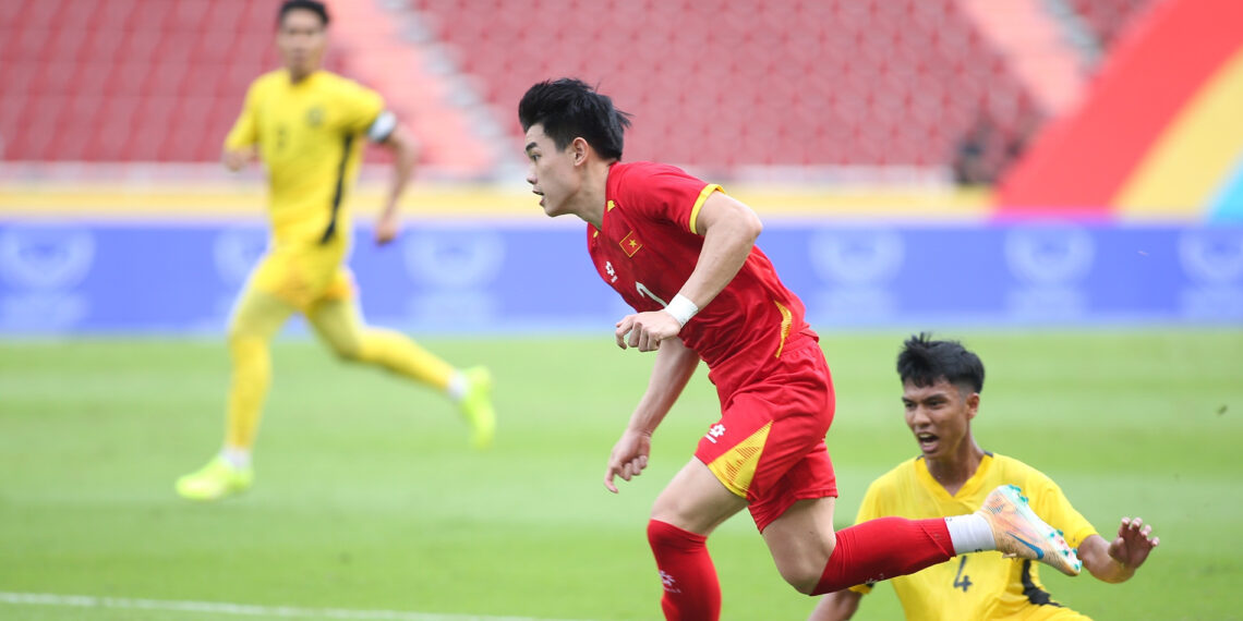 chuyen gia u22 viet nam tu tin thang philippines o ban ket 4698.jpg