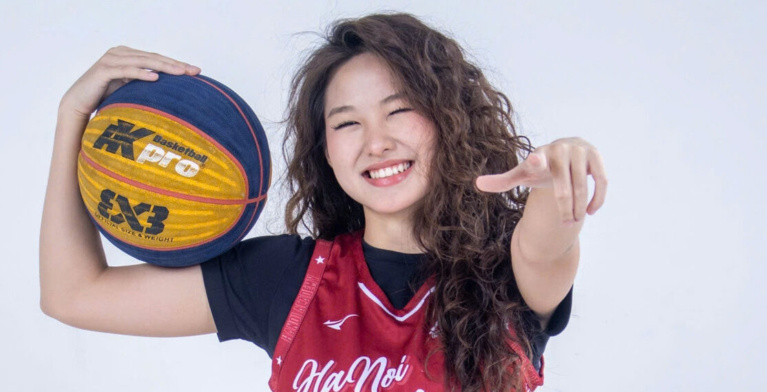 con gai hoa khoi bong chuyen kim hue xinh dep va me bong ro 3748.jpg