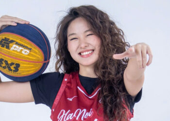 con gai hoa khoi bong chuyen kim hue xinh dep va me bong ro 3748.jpg