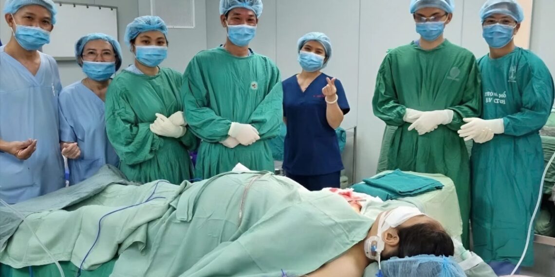 Bàn tay 'sống' ở chân thai phụ hai tháng được nối lại d4f094f935644705967b2a62f5876c 8130 4127 1764559451.jpg