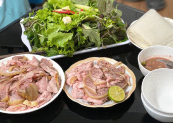 dac san nua song nua chin trong mam co o da nang khach ha noi dat ship ve an 2651.png