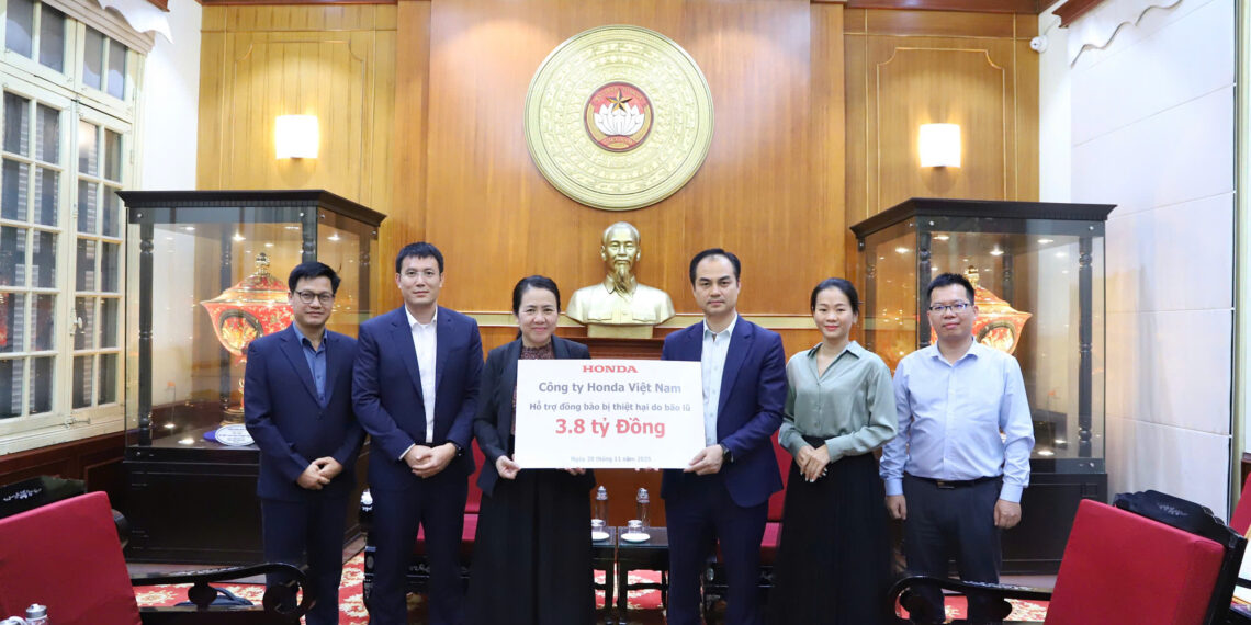 dai dien hvn ung ho 3 8 ty dong thong qua uy ban trung uong mat tran to quoc viet nam jpg.14917.jpeg