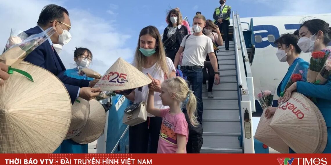 dai dien lanh dao tinh khanh hoa tang qua luu niem du khach nga 19815667222658589291364 26091649373717900626515.webp.jpeg