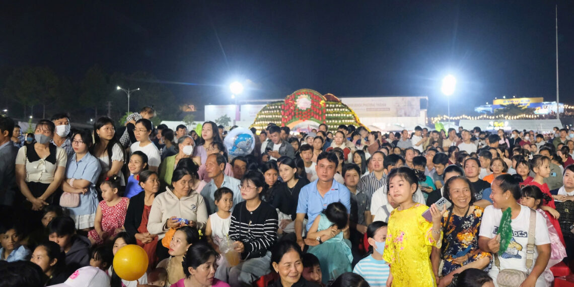 dong nghit du khach do ve festival hoa kieng lon nhat mien tay 147.jpg