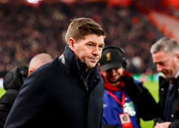 gerrard khong muon the cho arne slot dan dat liverpool.png