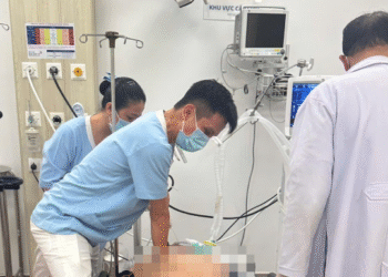 gia dinh phat hien nguoi dan ong ngung tho trong phong ngu sau tieng dong lon 669.png