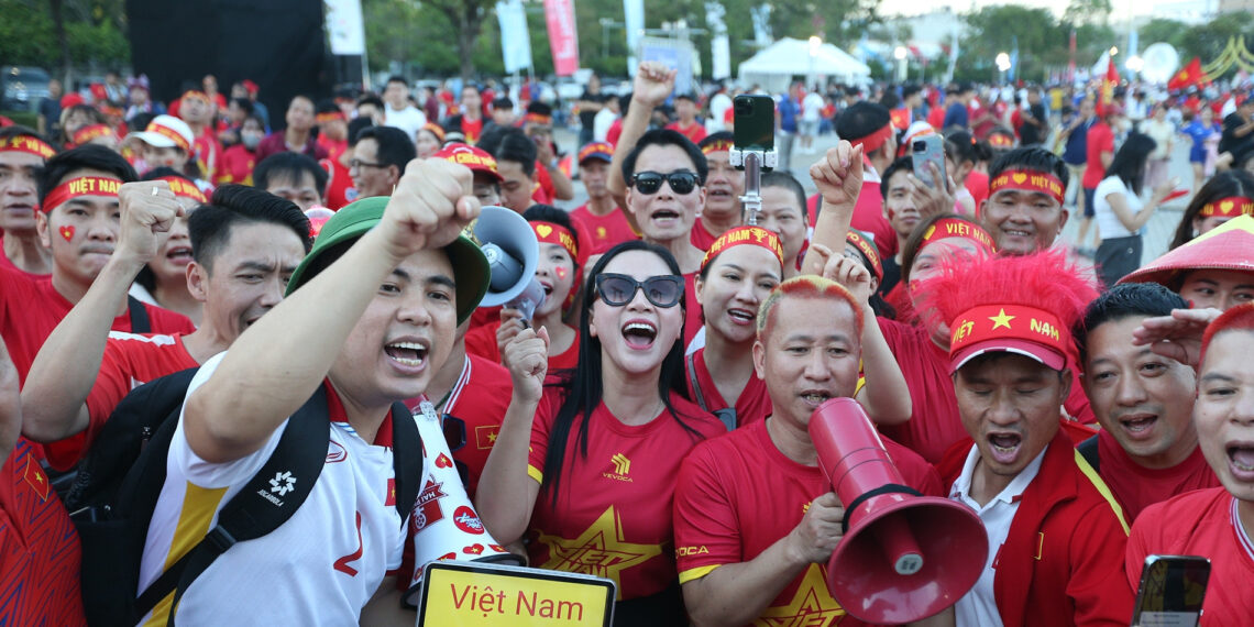 hang nghin cdv do ve rajamangala tiep lua u22 viet nam dau thai lan 2897.jpg