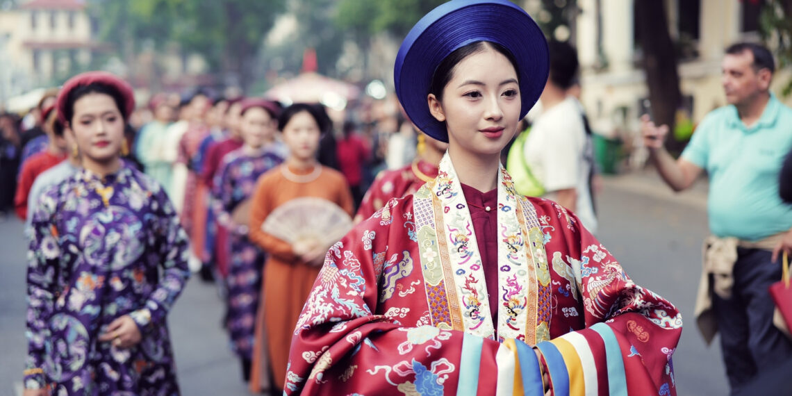 hang tram nghin nguoi do ve ho guom trong ngay hoi viet nam hanh phuc 2025 782.jpg