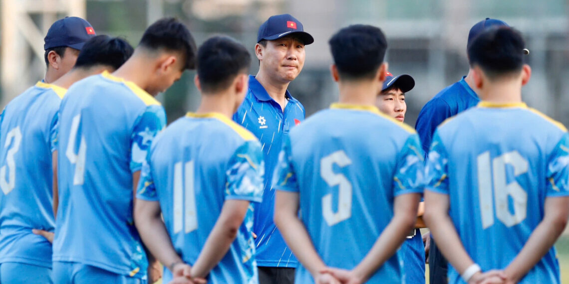 hlv kim sang sik dung doi hinh manh nhat u22 viet nam dau lao 2941.jpg