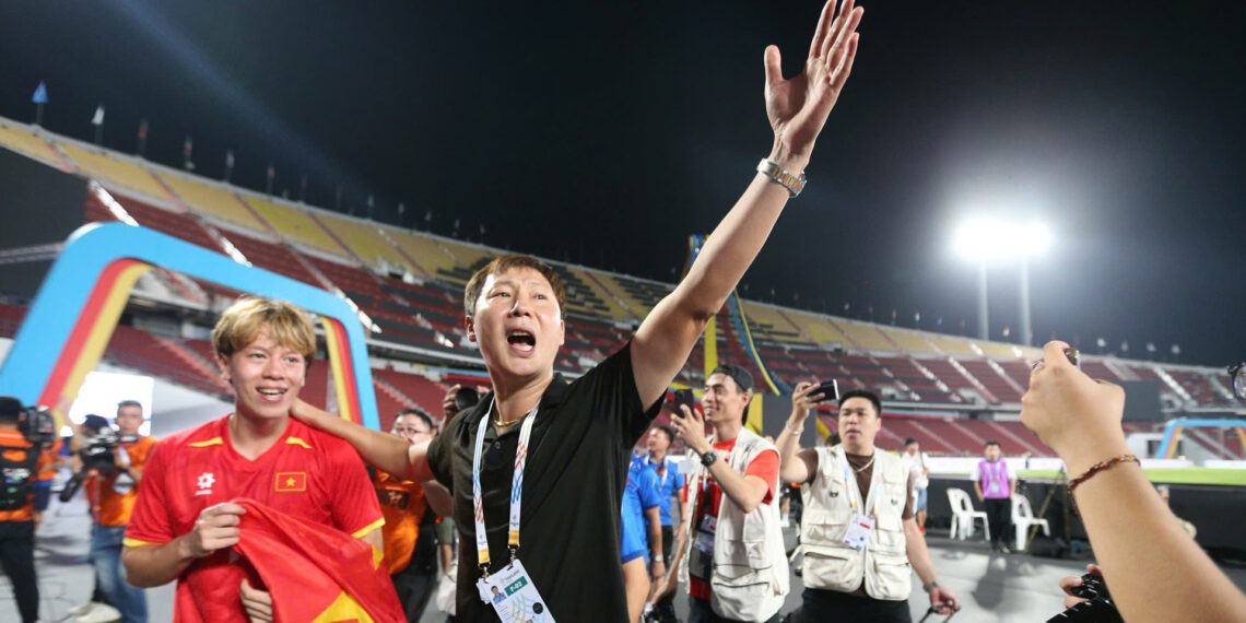 hlv kim sang sik gat phep thuat dat muc tieu vuot thay park 1915.jpg