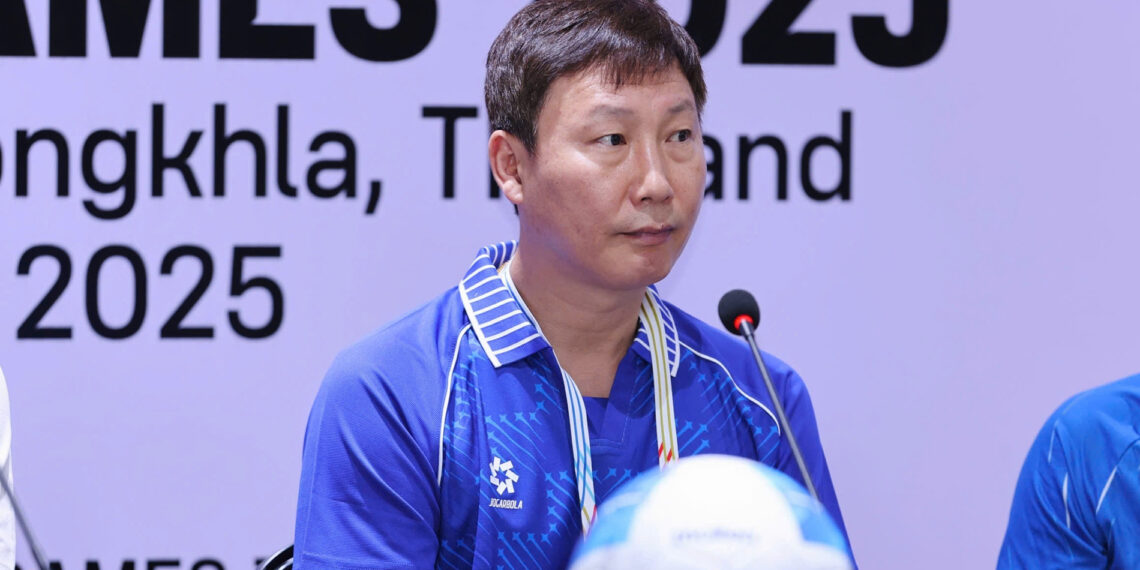 hlv kim sang sik hua chac nich cung u22 viet nam lan dau du sea games 1361.jpg