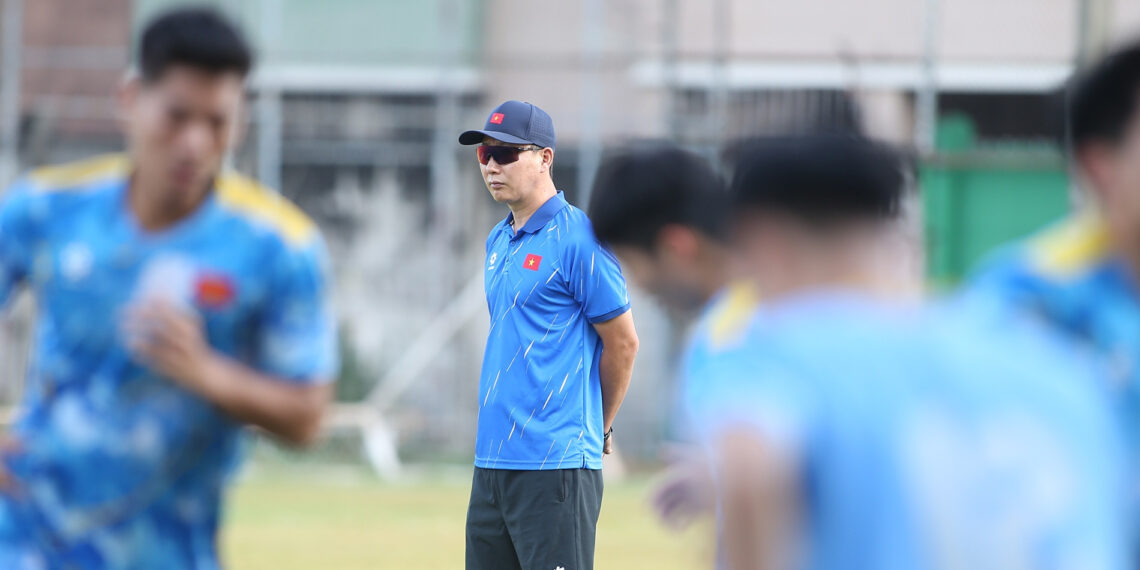 hlv kim sang sik lo ve cang thang truoc tran u22 viet nam vs malaysia 970.jpg