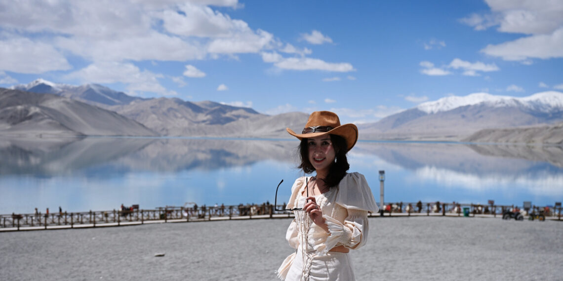 Hồ nước xanh như ngọc gây sốt mạng, khách Việt từng trải nghiệm nói gì? ho nuoc xanh nhu ngoc gay sot mang khach viet tung trai nghiem noi gi 1069.jpg