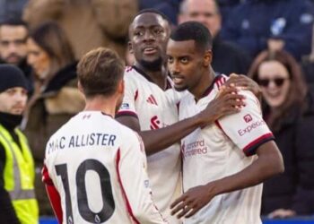 isak coi bo ganh nang sau ban thang dau tien o epl cho liverpool.jpg