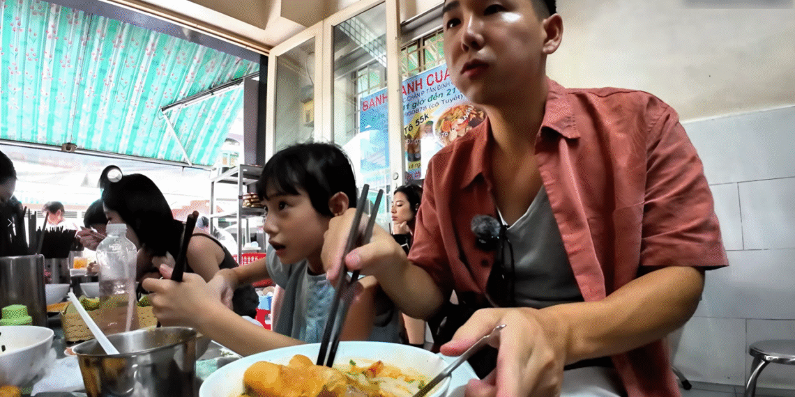 Khách Nhật thử bánh canh cua ở TPHCM, khen ngon nhất, húp cạn nước dùng khach nhat thu banh canh cua o tphcm khen ngon nhat hup can nuoc dung 1335.png