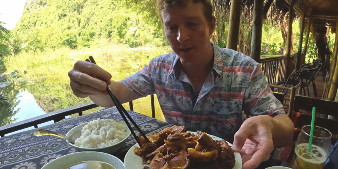 Khách Tây thử món đặc sản lạ miệng ở Ninh Bình, khen ngon nhất định phải thử khach tay thu dac san la mieng o ninh binh khen ngon nhat dinh phai thu 1410.png