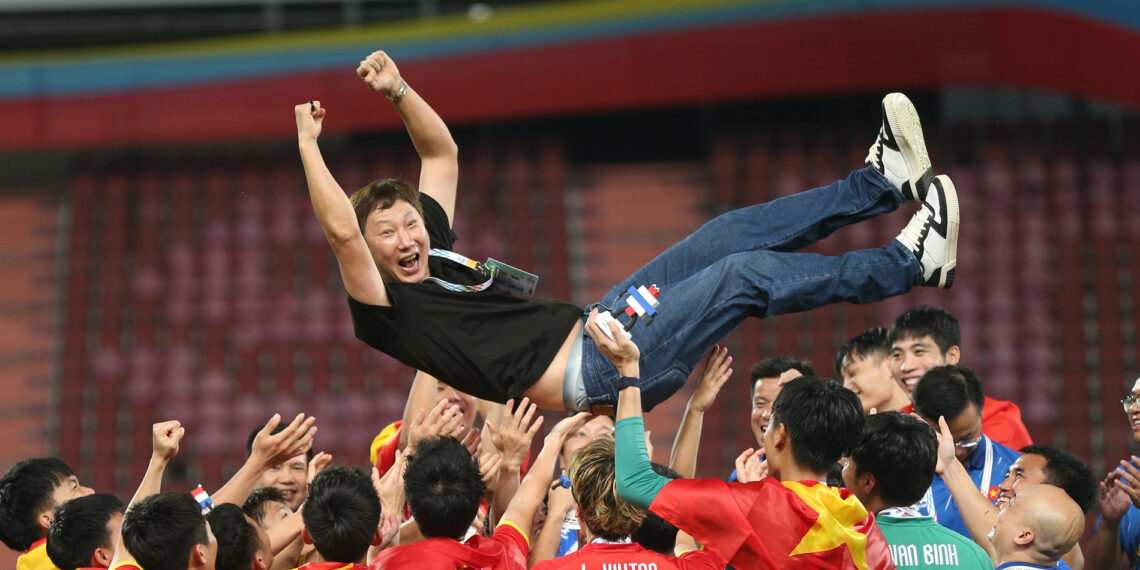 khoanh khac cau thu u22 viet nam cong kenh hlv kim sang sik 42.jpg