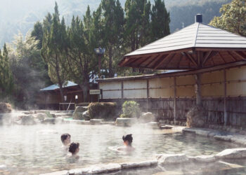 khu nghi duong suoi nuoc nong gap tinh trang bao dong vi qua tai du khach 49050.jpg