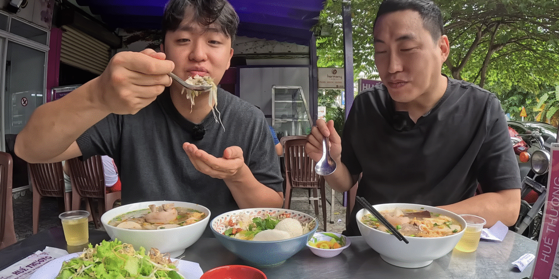 lan dau an 3 mon dac san hue khach han mat binh tinh vi qua ngon 3683.png