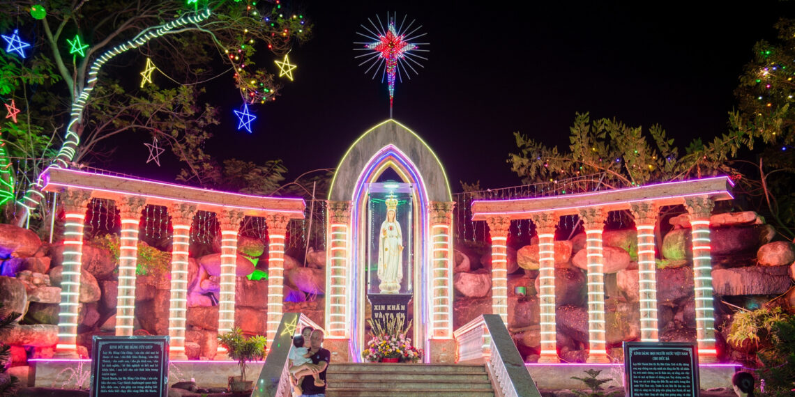 loat nha tho o tphcm ruc ro anh den truoc giang sinh nuom nuop nguoi check in 1408.jpg