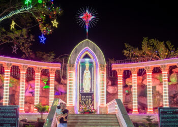 loat nha tho o tphcm ruc ro anh den truoc giang sinh nuom nuop nguoi check in 1408.jpg