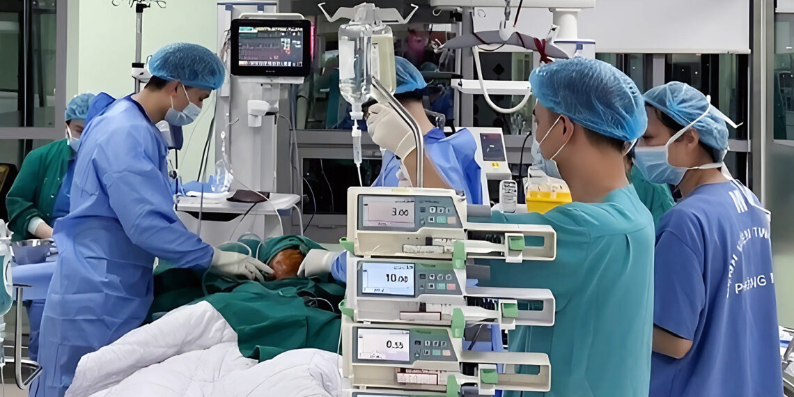 mo cap cuu cho nguoi dan ong ha noi hon me nguy kich vi dau rang 35760.jpeg