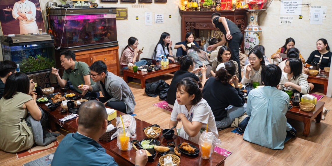 mo mam tim quan chan ga nup sau trong ngo nho ha noi khach ngoi chat cung 4106.jpg