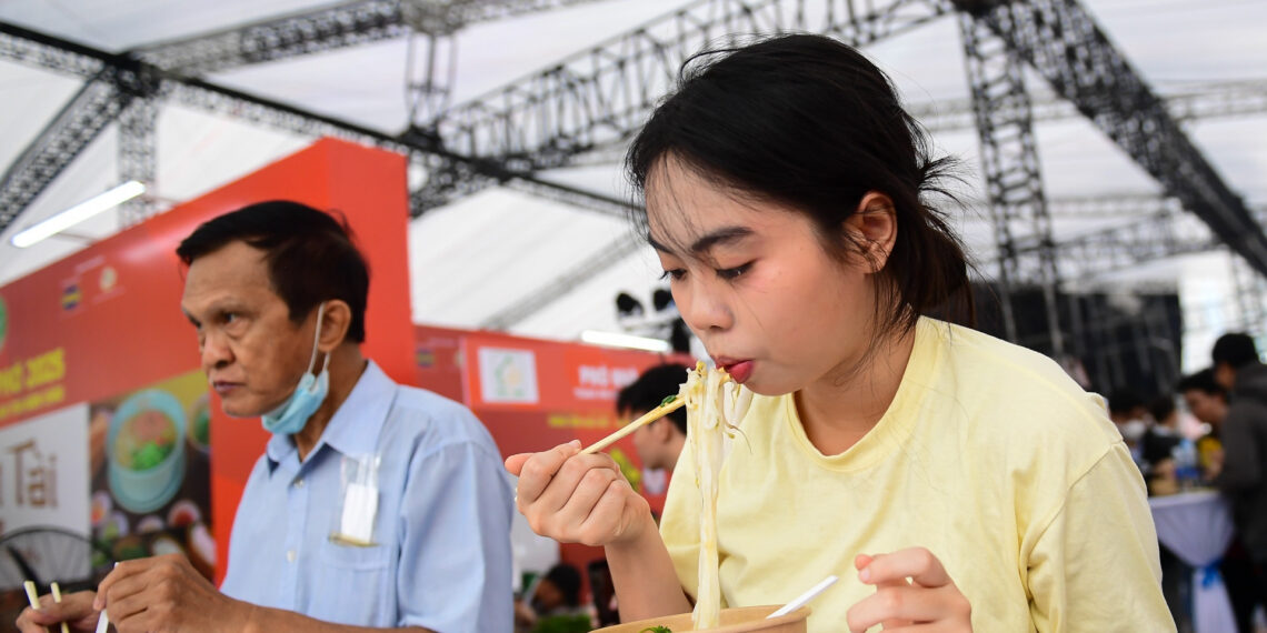 ngay cua pho 2025 tai tphcm dong nghit khach nhieu nguoi hao huc dung an 1112.jpg