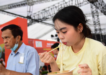 ngay cua pho 2025 tai tphcm dong nghit khach nhieu nguoi hao huc dung an 1112.jpg