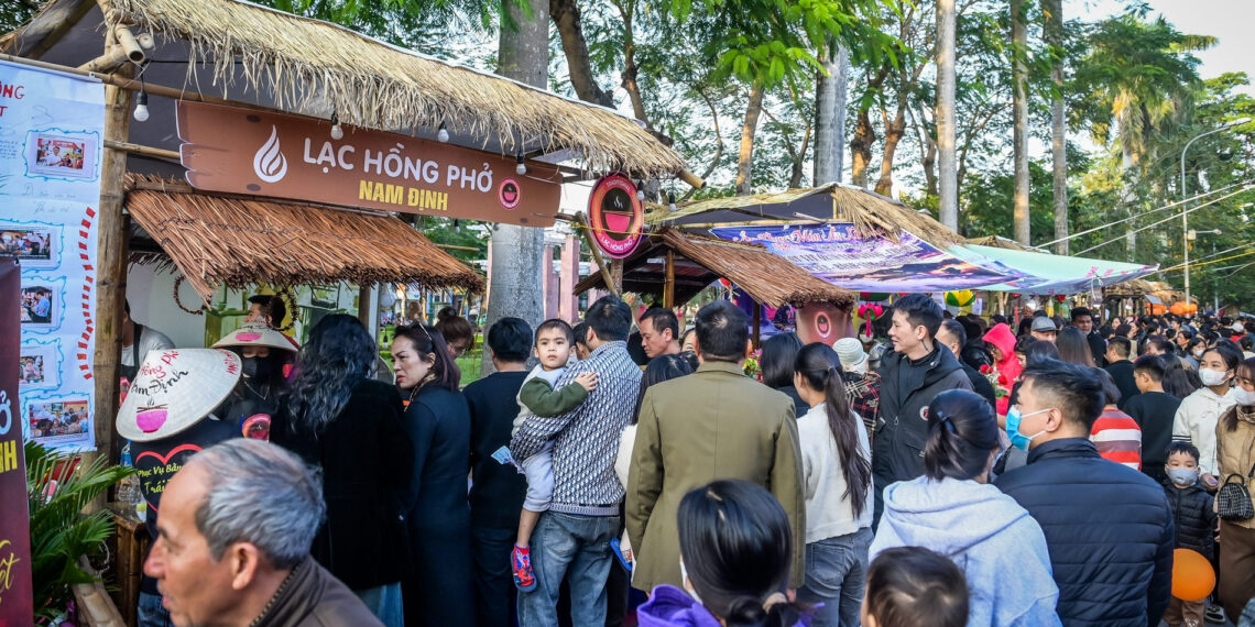 nghin nguoi chen chan thuong thuc mon an tai le hoi bun pho o ninh binh 2827.jpg